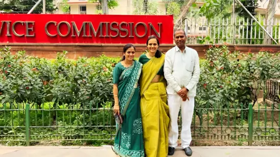 SANSKRITI SOMANI IAS With Her Parents